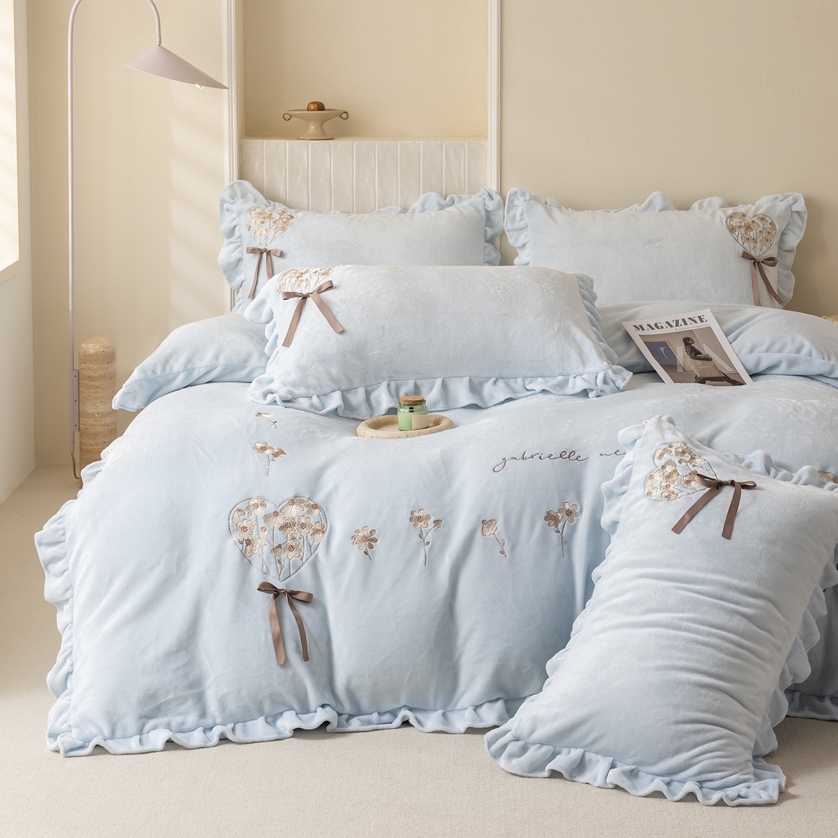 91家纺网 家纺一手货源 找家纺 卡初家居（原微来） 2025新款A类秋冬亲肤牛奶绒刺绣款四件套-谧语系列（提供买家秀） 谧语-繁星蓝