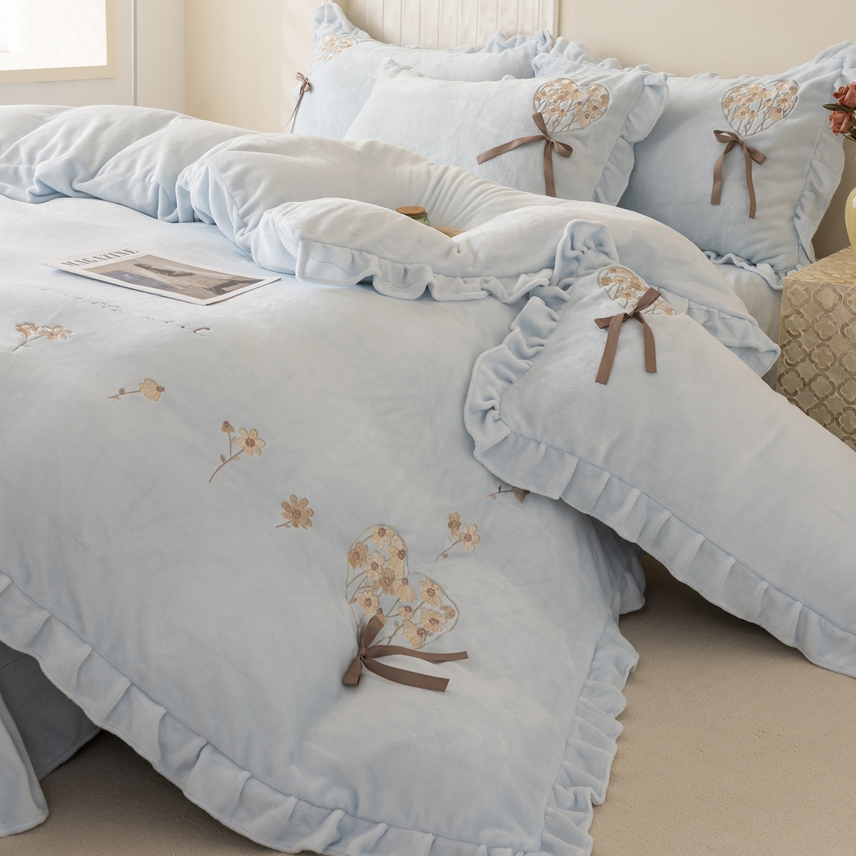 91家纺网 家纺一手货源 找家纺 卡初家居（原微来） 2025新款A类秋冬亲肤牛奶绒刺绣款四件套-谧语系列（提供买家秀） 谧语-繁星蓝