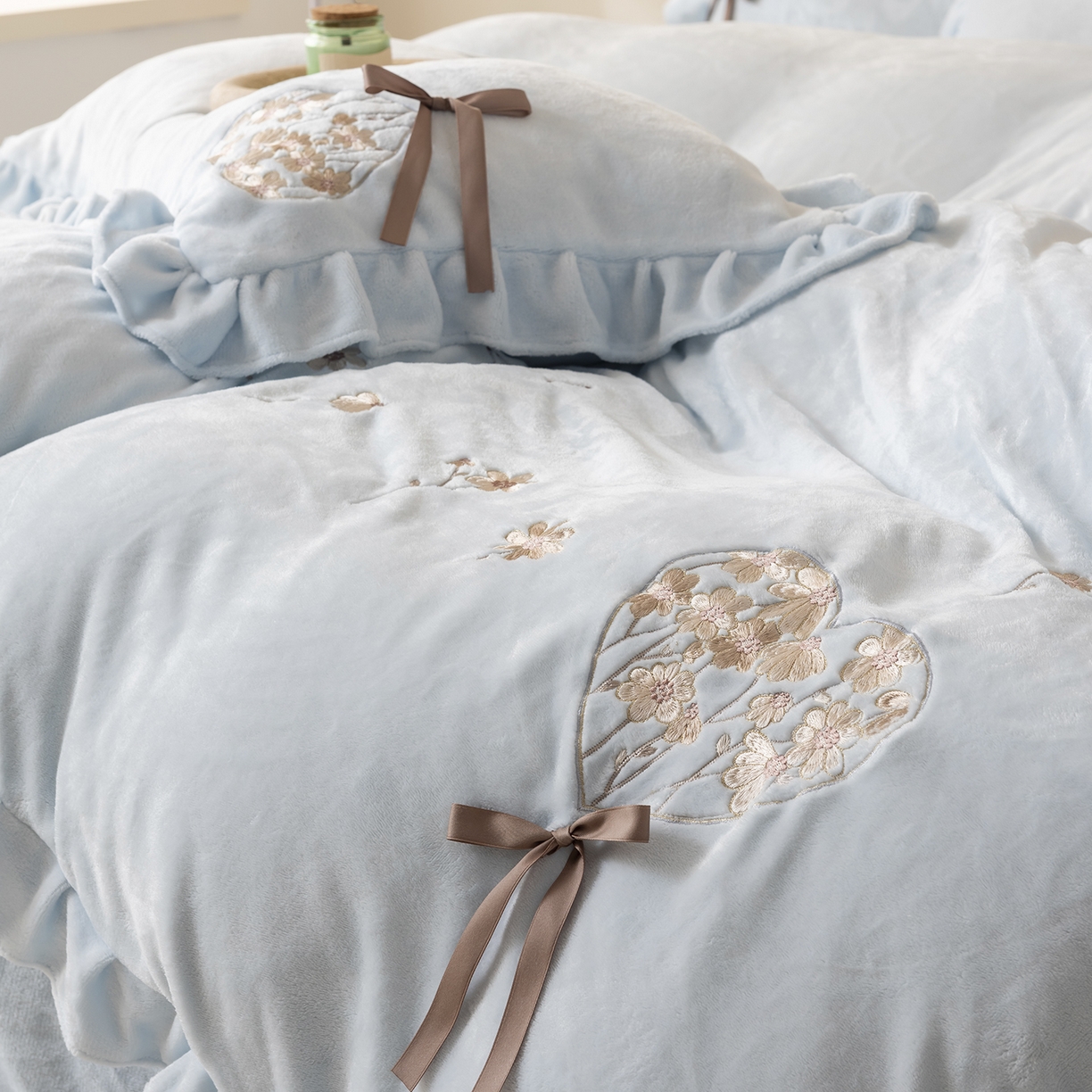 91家纺网 家纺一手货源 找家纺 卡初家居（原微来） 2025新款A类秋冬亲肤牛奶绒刺绣款四件套-谧语系列（提供买家秀） 谧语-繁星蓝