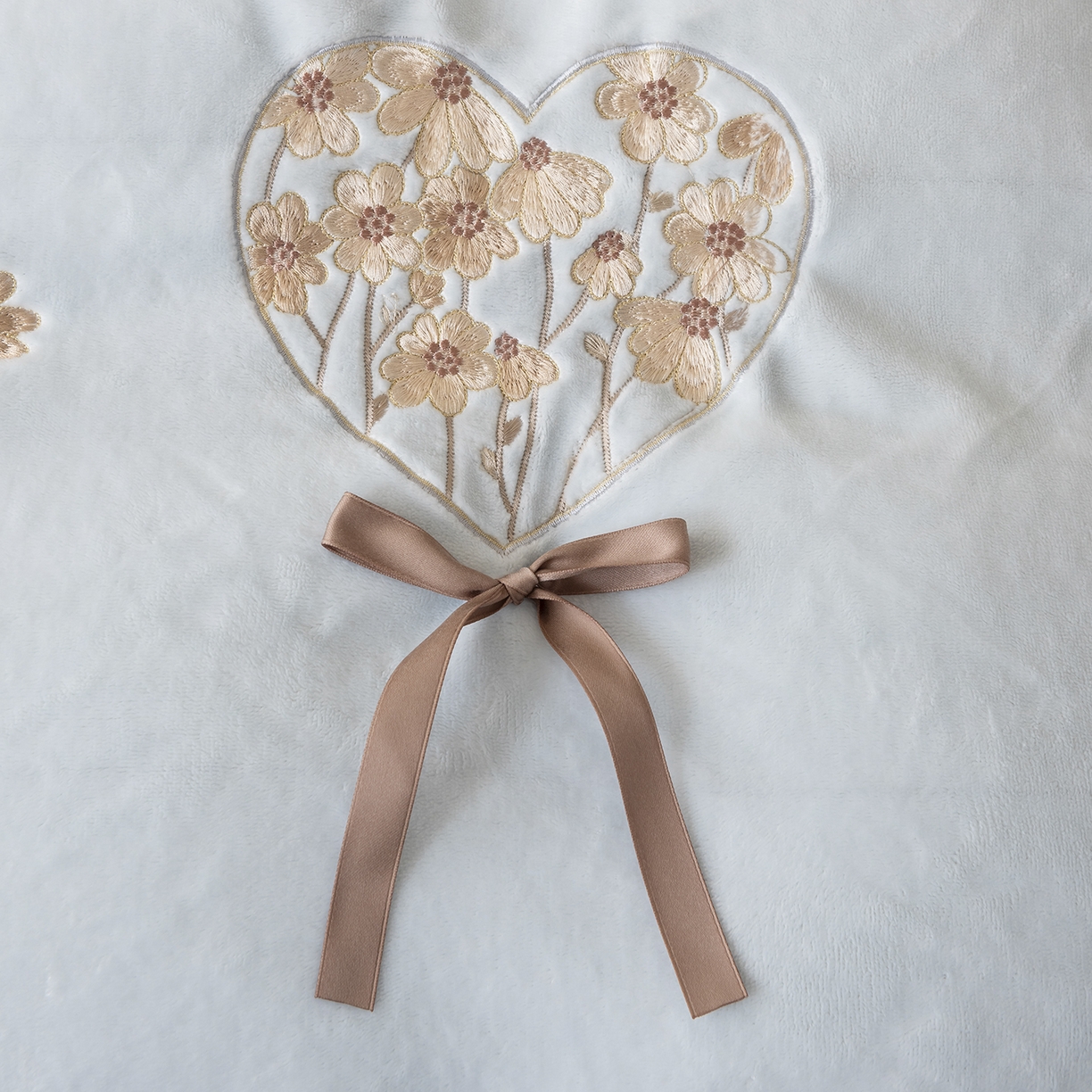 91家纺网 家纺一手货源 找家纺 卡初家居（原微来） 2025新款A类秋冬亲肤牛奶绒刺绣款四件套-谧语系列（提供买家秀） 谧语-繁星蓝