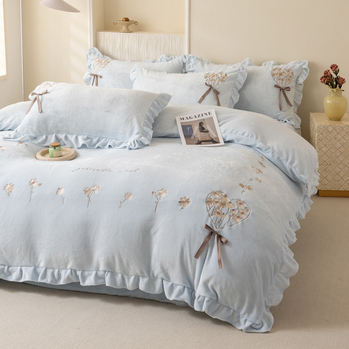 91家纺网 家纺一手货源 找家纺 卡初家居（原微来） 2025新款A类秋冬亲肤牛奶绒刺绣款四件套-谧语系列（提供买家秀） 谧语-繁星蓝