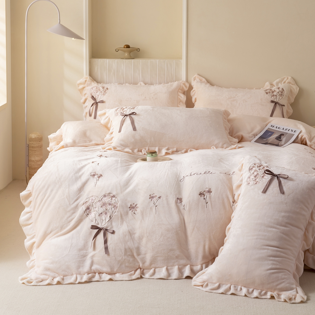 91家纺网 家纺一手货源 找家纺 卡初家居（原微来） 2025新款A类秋冬亲肤牛奶绒刺绣款四件套-谧语系列（提供买家秀） 谧语-浅玉色