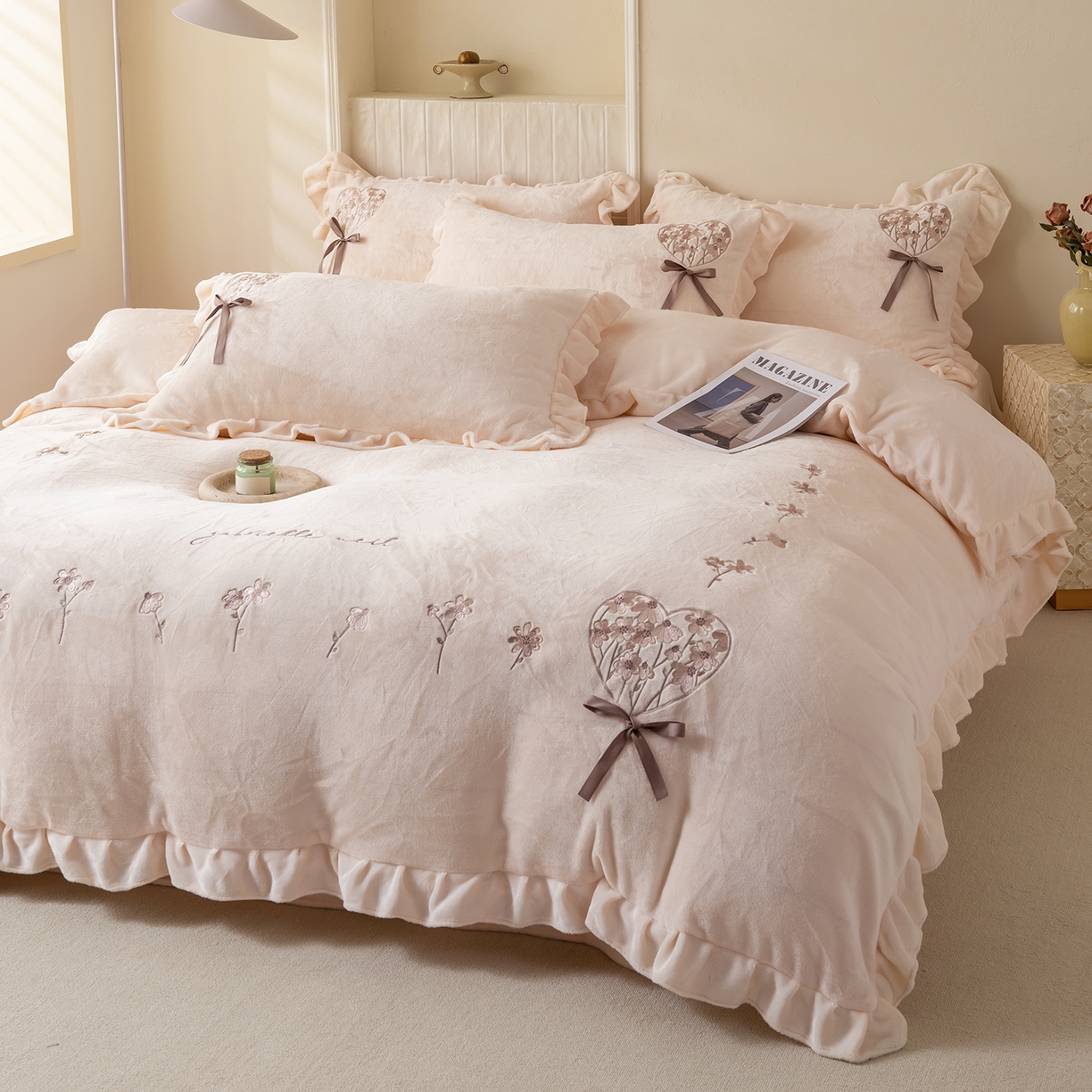 91家纺网 家纺一手货源 找家纺 卡初家居（原微来） 2025新款A类秋冬亲肤牛奶绒刺绣款四件套-谧语系列（提供买家秀） 谧语-浅玉色