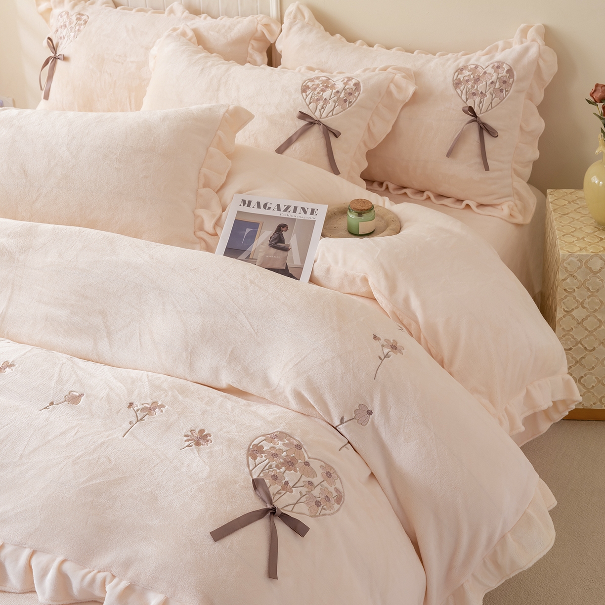 91家纺网 家纺一手货源 找家纺 卡初家居（原微来） 2025新款A类秋冬亲肤牛奶绒刺绣款四件套-谧语系列（提供买家秀） 谧语-浅玉色