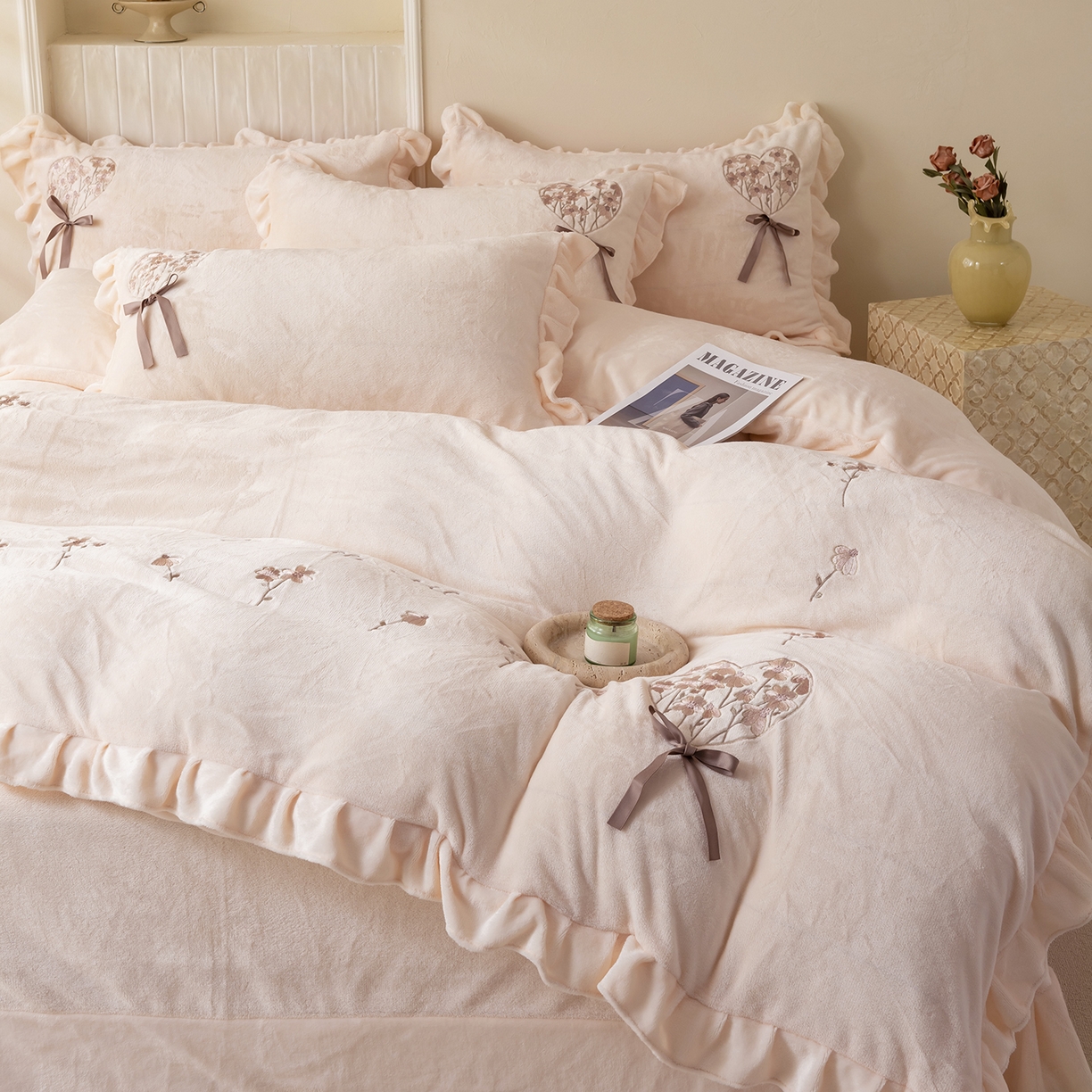 91家纺网 家纺一手货源 找家纺 卡初家居（原微来） 2025新款A类秋冬亲肤牛奶绒刺绣款四件套-谧语系列（提供买家秀） 谧语-浅玉色