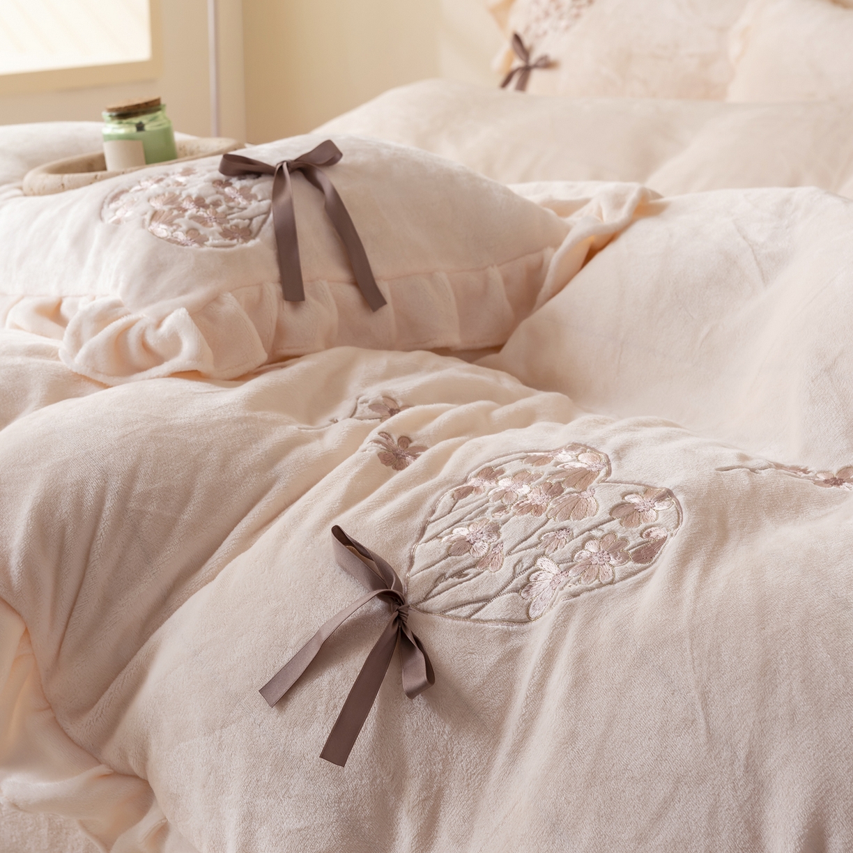 91家纺网 家纺一手货源 找家纺 卡初家居（原微来） 2025新款A类秋冬亲肤牛奶绒刺绣款四件套-谧语系列（提供买家秀） 谧语-浅玉色