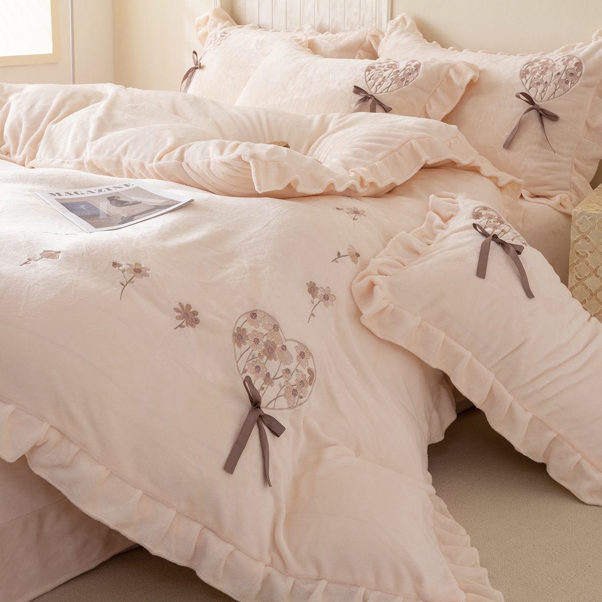 91家纺网 家纺一手货源 找家纺 卡初家居（原微来） 2025新款A类秋冬亲肤牛奶绒刺绣款四件套-谧语系列（提供买家秀） 谧语-浅玉色