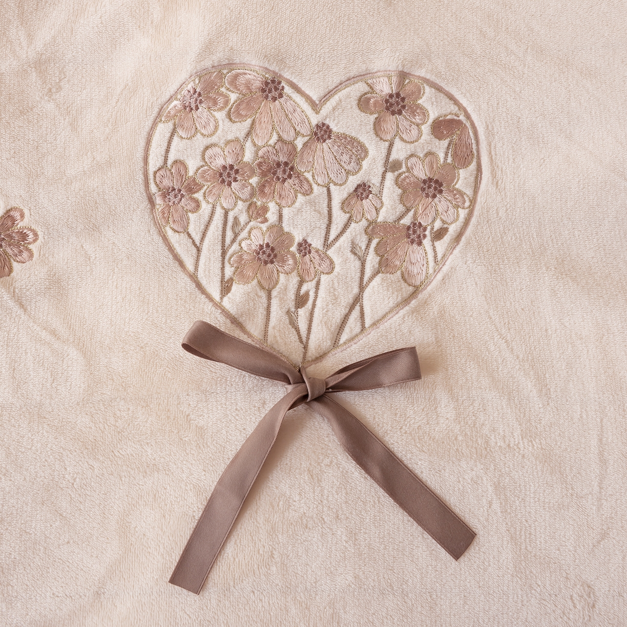 91家纺网 家纺一手货源 找家纺 卡初家居（原微来） 2025新款A类秋冬亲肤牛奶绒刺绣款四件套-谧语系列（提供买家秀） 谧语-浅玉色