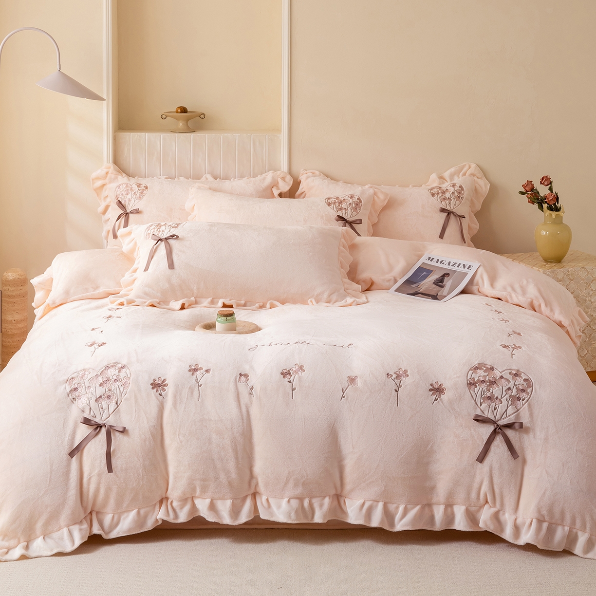 91家纺网 家纺一手货源 找家纺 卡初家居（原微来） 2025新款A类秋冬亲肤牛奶绒刺绣款四件套-谧语系列（提供买家秀） 谧语-浅玉色