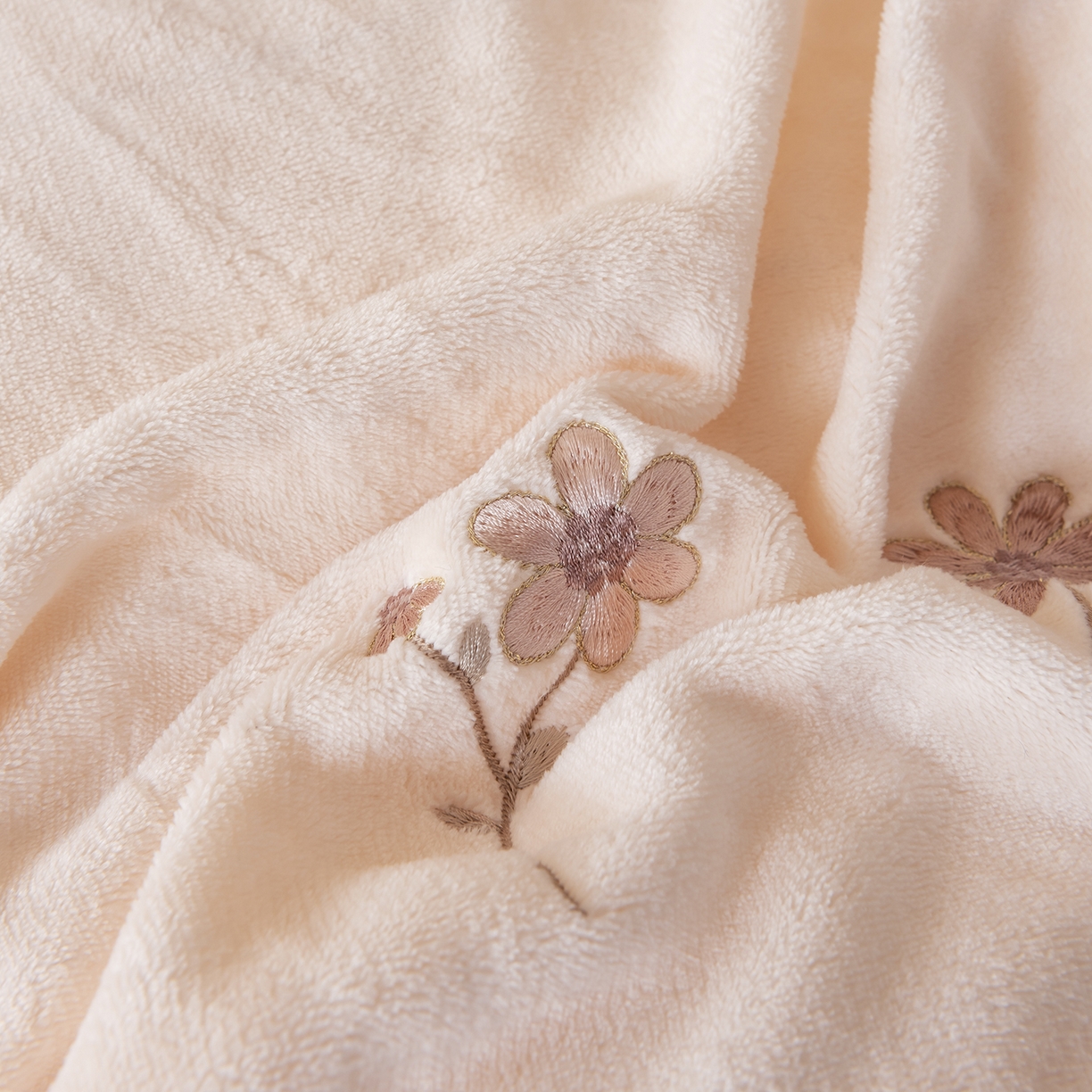 91家纺网 家纺一手货源 找家纺 卡初家居（原微来） 2025新款A类秋冬亲肤牛奶绒刺绣款四件套-谧语系列（提供买家秀） 谧语-浅玉色