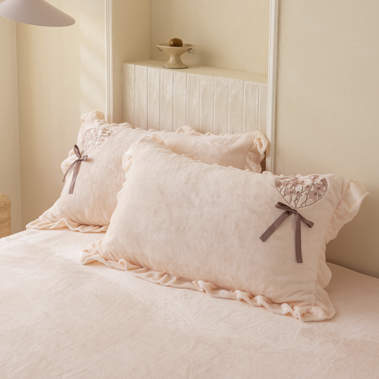 91家纺网 家纺一手货源 找家纺 卡初家居（原微来） 2025新款A类秋冬亲肤牛奶绒刺绣款四件套-谧语系列（提供买家秀） 谧语-浅玉色