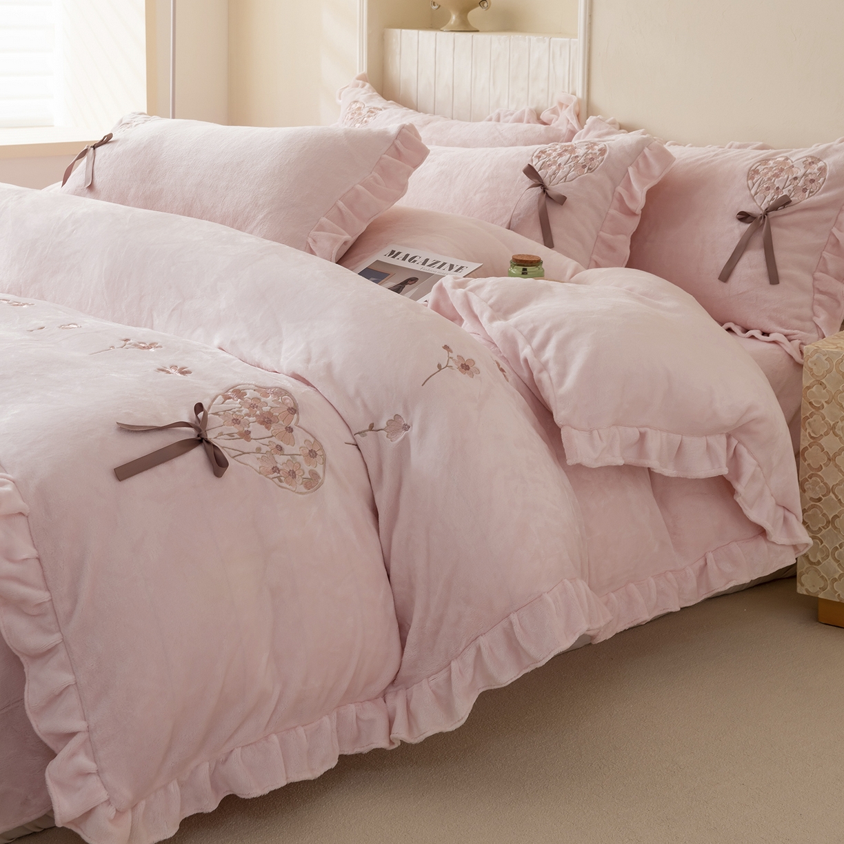 卡初家居（原微来） 2025新款A类秋冬亲肤牛奶绒刺绣款四件套-谧语系列（提供买家秀） 谧语-轻奢粉