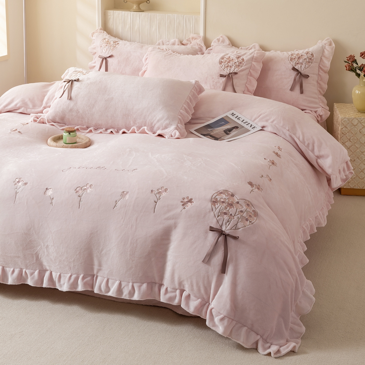 91家纺网 家纺一手货源 找家纺 卡初家居（原微来） 2025新款A类秋冬亲肤牛奶绒刺绣款四件套-谧语系列（提供买家秀） 谧语-轻奢粉