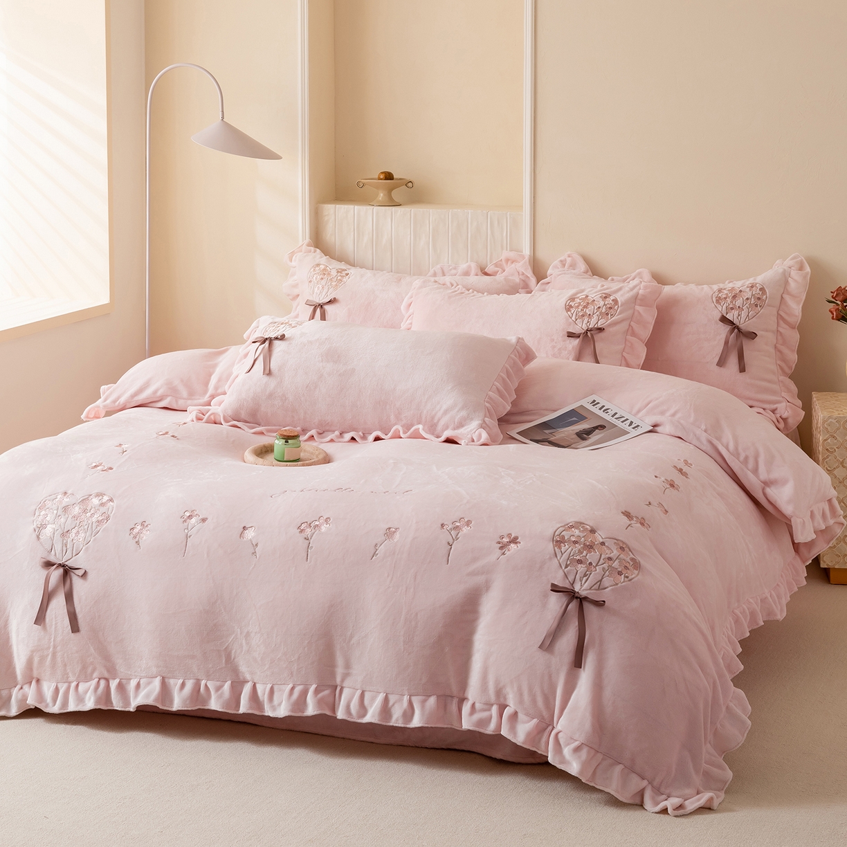 91家纺网 家纺一手货源 找家纺 卡初家居（原微来） 2025新款A类秋冬亲肤牛奶绒刺绣款四件套-谧语系列（提供买家秀） 谧语-轻奢粉