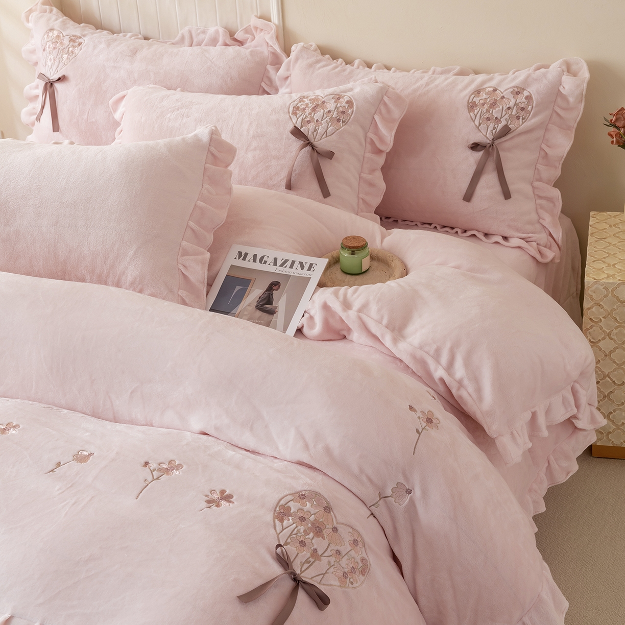 91家纺网 家纺一手货源 找家纺 卡初家居（原微来） 2025新款A类秋冬亲肤牛奶绒刺绣款四件套-谧语系列（提供买家秀） 谧语-轻奢粉