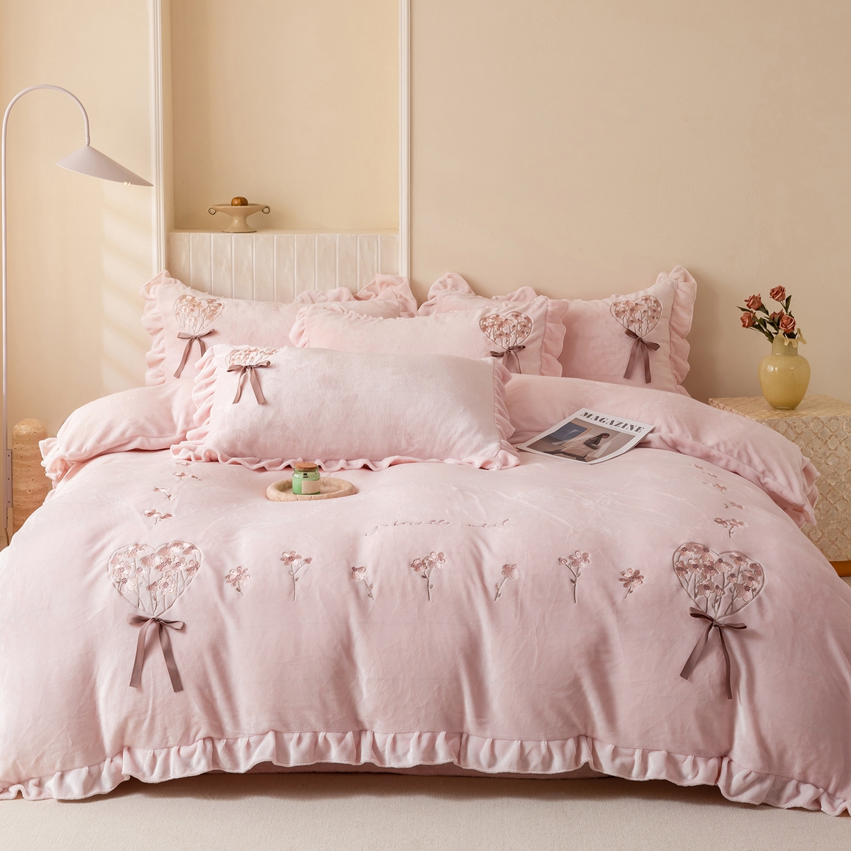 91家纺网 家纺一手货源 找家纺 卡初家居（原微来） 2025新款A类秋冬亲肤牛奶绒刺绣款四件套-谧语系列（提供买家秀） 谧语-轻奢粉