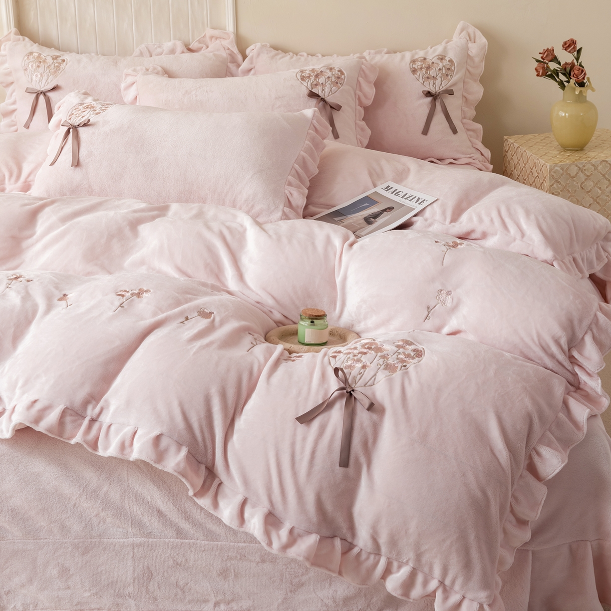 91家纺网 家纺一手货源 找家纺 卡初家居（原微来） 2025新款A类秋冬亲肤牛奶绒刺绣款四件套-谧语系列（提供买家秀） 谧语-轻奢粉