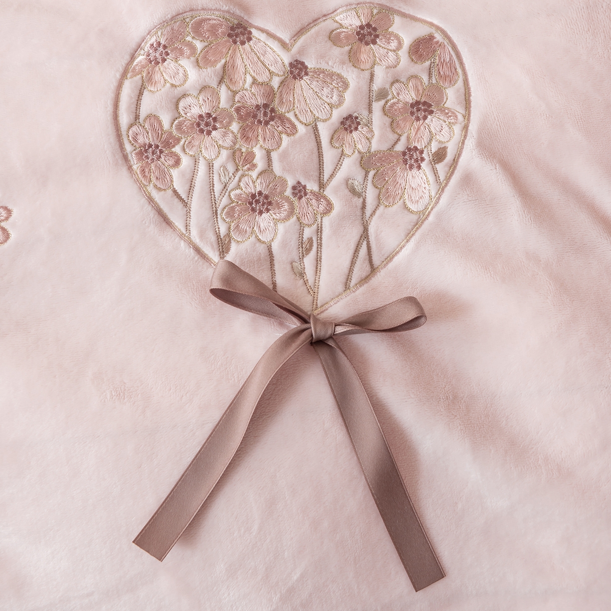 91家纺网 家纺一手货源 找家纺 卡初家居（原微来） 2025新款A类秋冬亲肤牛奶绒刺绣款四件套-谧语系列（提供买家秀） 谧语-轻奢粉