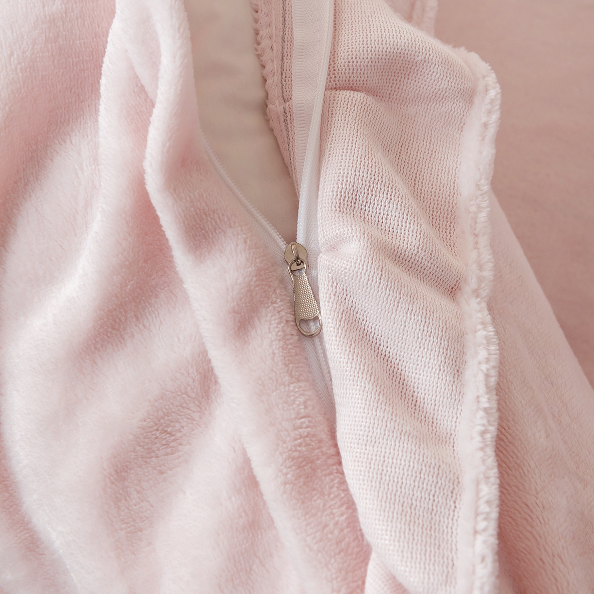 91家纺网 家纺一手货源 找家纺 卡初家居（原微来） 2025新款A类秋冬亲肤牛奶绒刺绣款四件套-谧语系列（提供买家秀） 谧语-轻奢粉