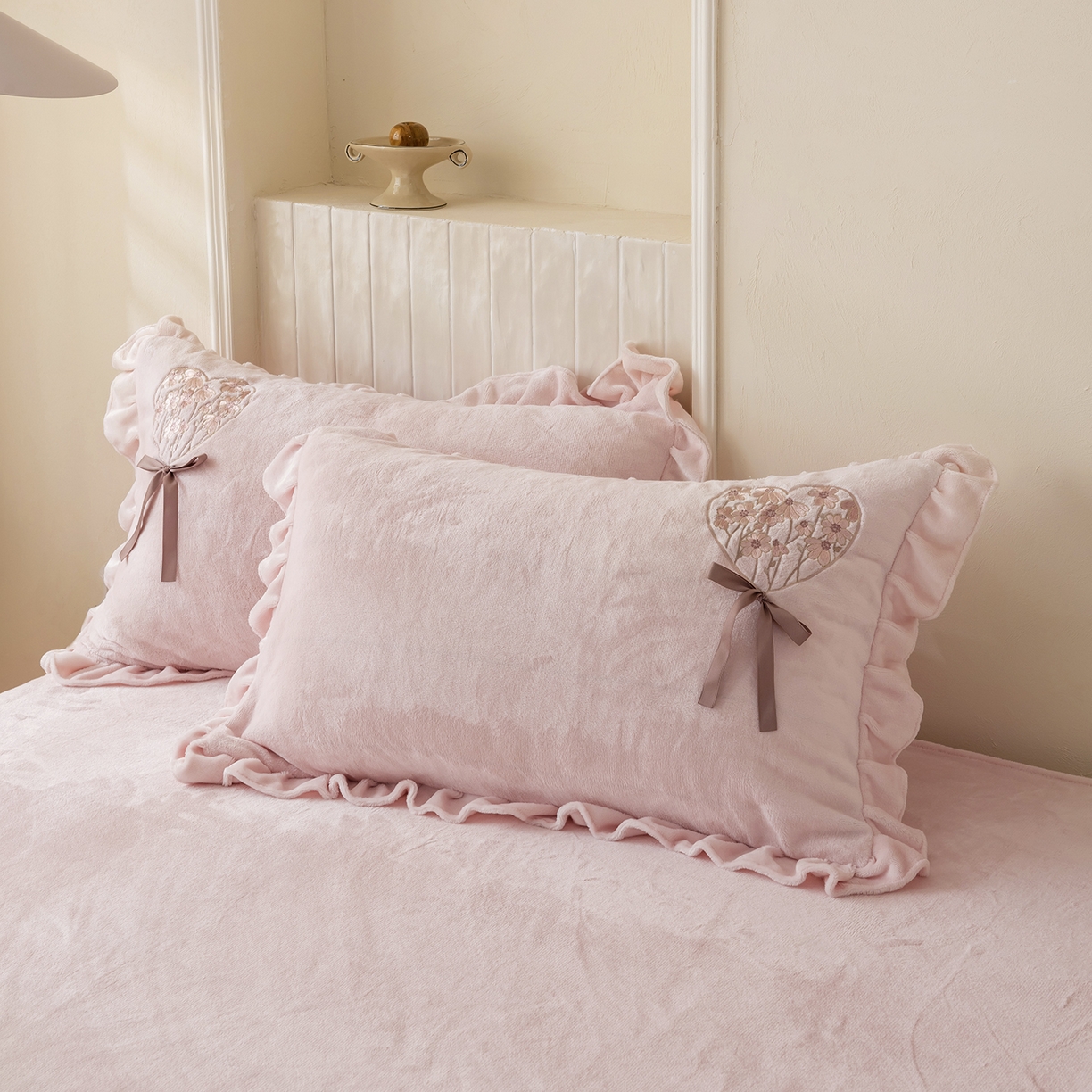 91家纺网 家纺一手货源 找家纺 卡初家居（原微来） 2025新款A类秋冬亲肤牛奶绒刺绣款四件套-谧语系列（提供买家秀） 谧语-轻奢粉