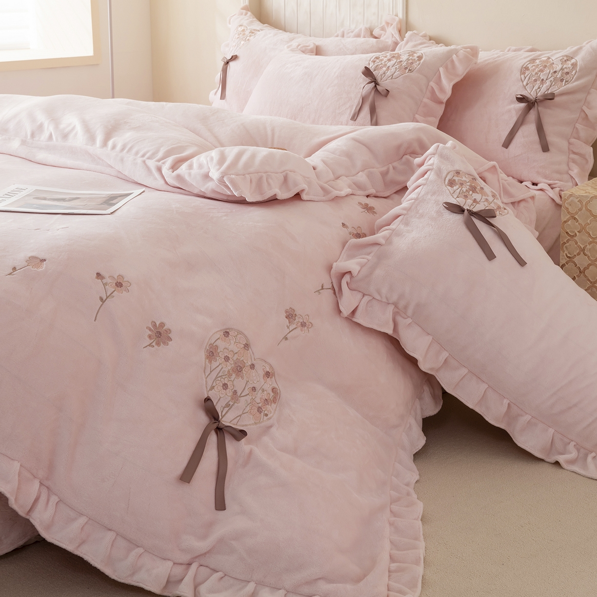 91家纺网 家纺一手货源 找家纺 卡初家居（原微来） 2025新款A类秋冬亲肤牛奶绒刺绣款四件套-谧语系列（提供买家秀） 谧语-轻奢粉