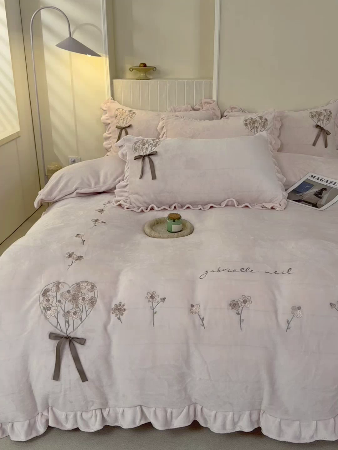 91家纺网 家纺一手货源 找家纺 卡初家居（原微来） 2025新款A类秋冬亲肤牛奶绒刺绣款四件套-谧语系列（提供买家秀） 谧语-轻奢粉