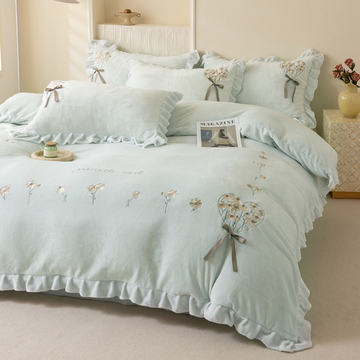 91家纺网 家纺一手货源 找家纺 卡初家居（原微来） 2025新款A类秋冬亲肤牛奶绒刺绣款四件套-谧语系列（提供买家秀） 谧语-新芽绿