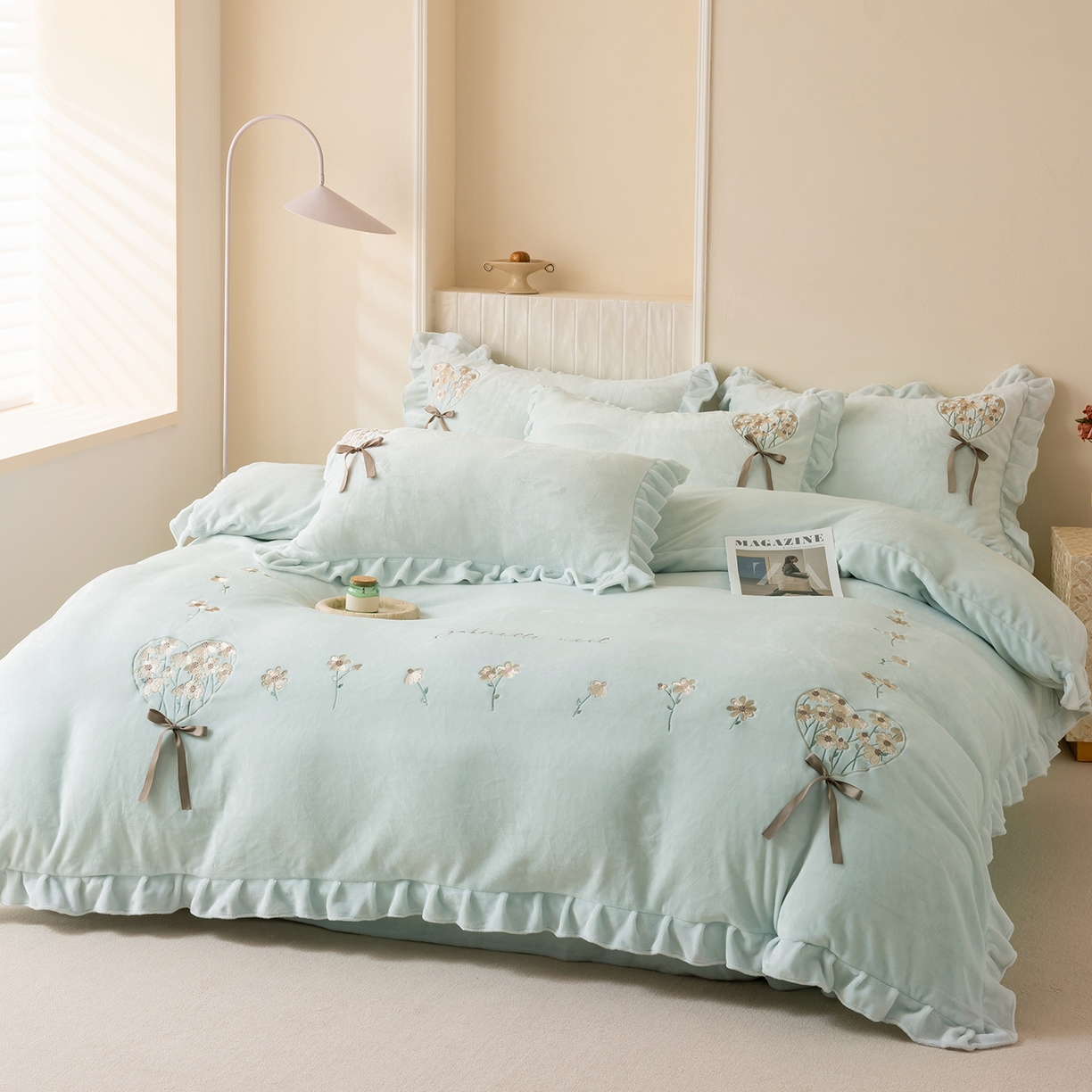 91家纺网 家纺一手货源 找家纺 卡初家居（原微来） 2025新款A类秋冬亲肤牛奶绒刺绣款四件套-谧语系列（提供买家秀） 谧语-新芽绿