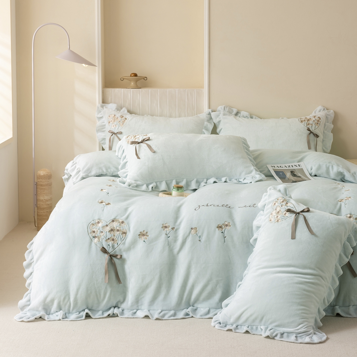 91家纺网 家纺一手货源 找家纺 卡初家居（原微来） 2025新款A类秋冬亲肤牛奶绒刺绣款四件套-谧语系列（提供买家秀） 谧语-新芽绿