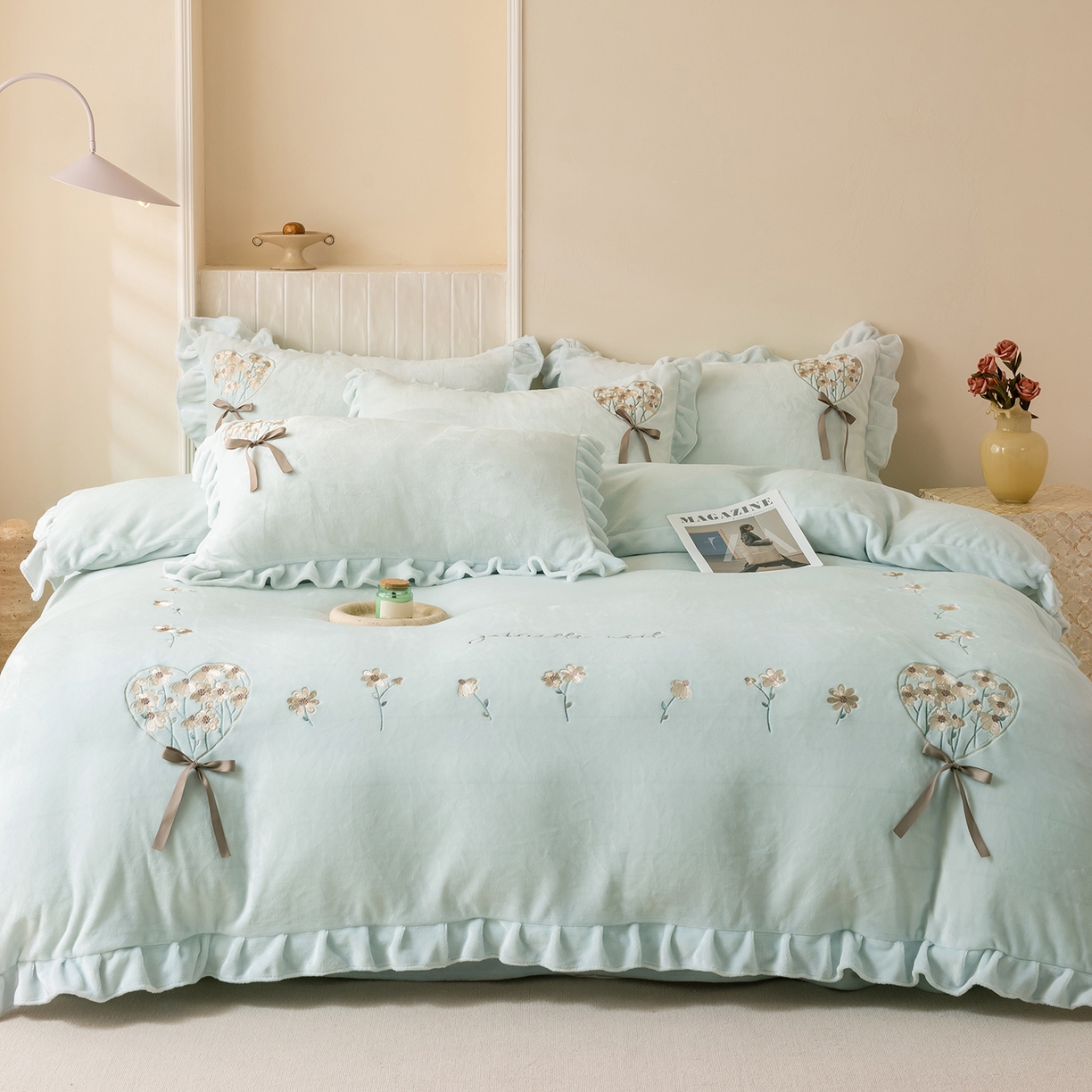 91家纺网 家纺一手货源 找家纺 卡初家居（原微来） 2025新款A类秋冬亲肤牛奶绒刺绣款四件套-谧语系列（提供买家秀） 谧语-新芽绿