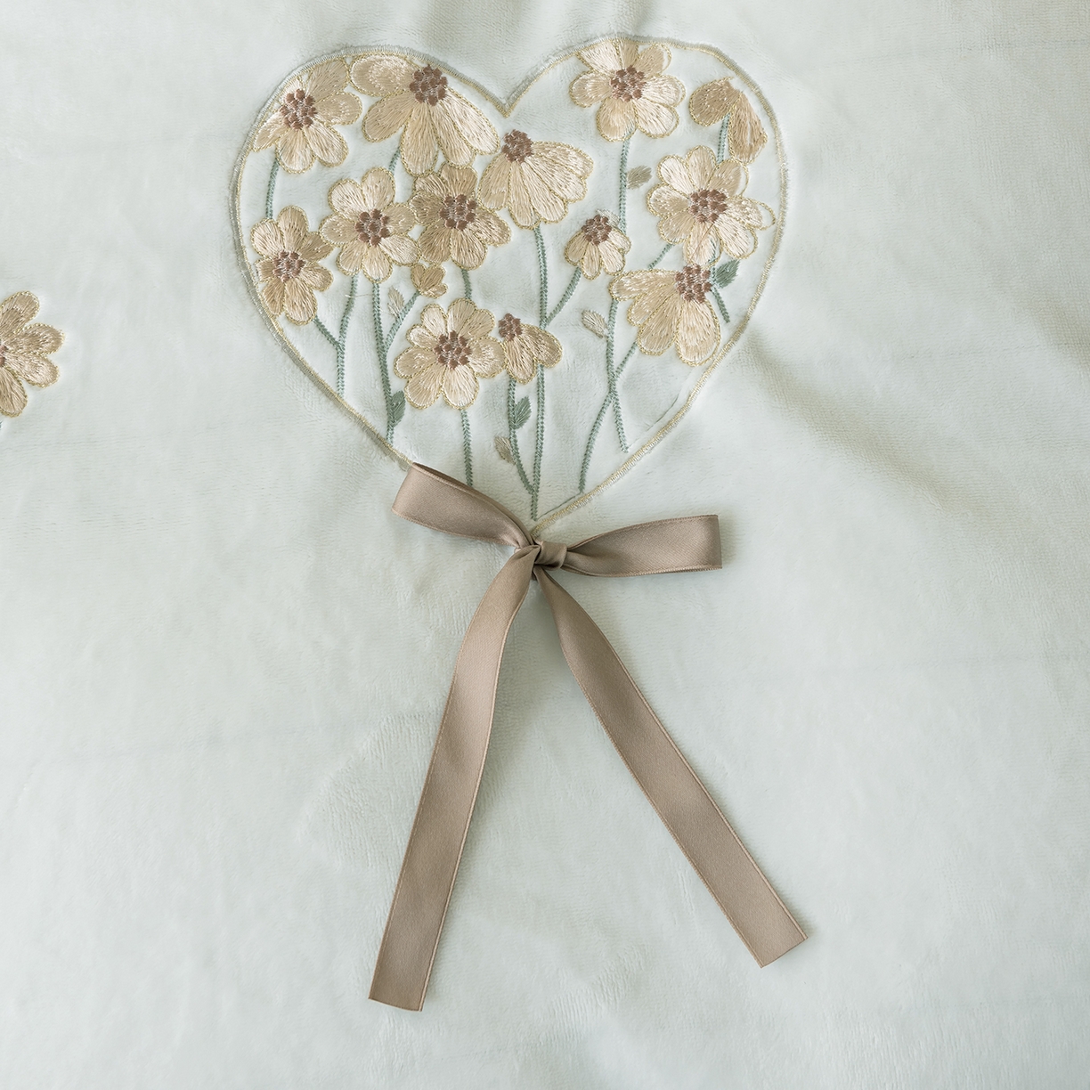 91家纺网 家纺一手货源 找家纺 卡初家居（原微来） 2025新款A类秋冬亲肤牛奶绒刺绣款四件套-谧语系列（提供买家秀） 谧语-新芽绿