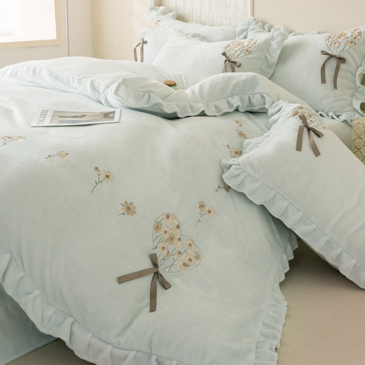 91家纺网 家纺一手货源 找家纺 卡初家居（原微来） 2025新款A类秋冬亲肤牛奶绒刺绣款四件套-谧语系列（提供买家秀） 谧语-新芽绿