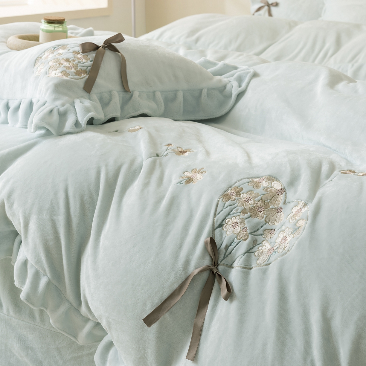 91家纺网 家纺一手货源 找家纺 卡初家居（原微来） 2025新款A类秋冬亲肤牛奶绒刺绣款四件套-谧语系列（提供买家秀） 谧语-新芽绿