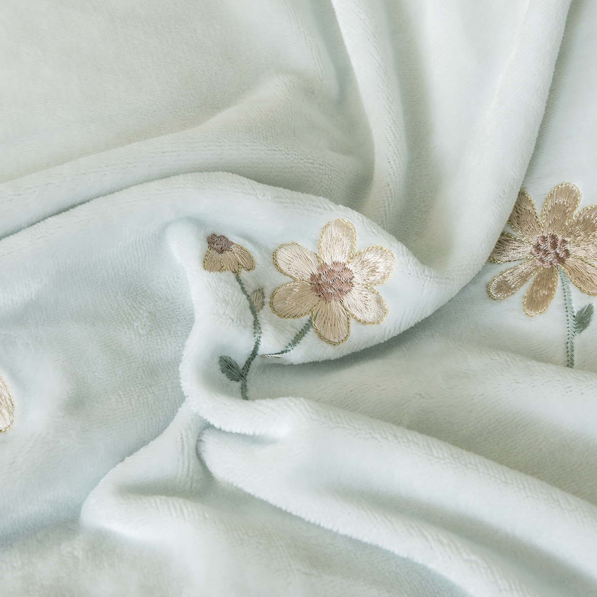 91家纺网 家纺一手货源 找家纺 卡初家居（原微来） 2025新款A类秋冬亲肤牛奶绒刺绣款四件套-谧语系列（提供买家秀） 谧语-新芽绿