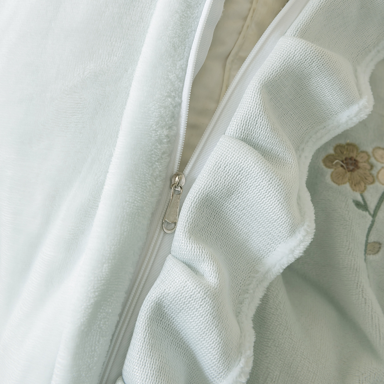 91家纺网 家纺一手货源 找家纺 卡初家居（原微来） 2025新款A类秋冬亲肤牛奶绒刺绣款四件套-谧语系列（提供买家秀） 谧语-新芽绿