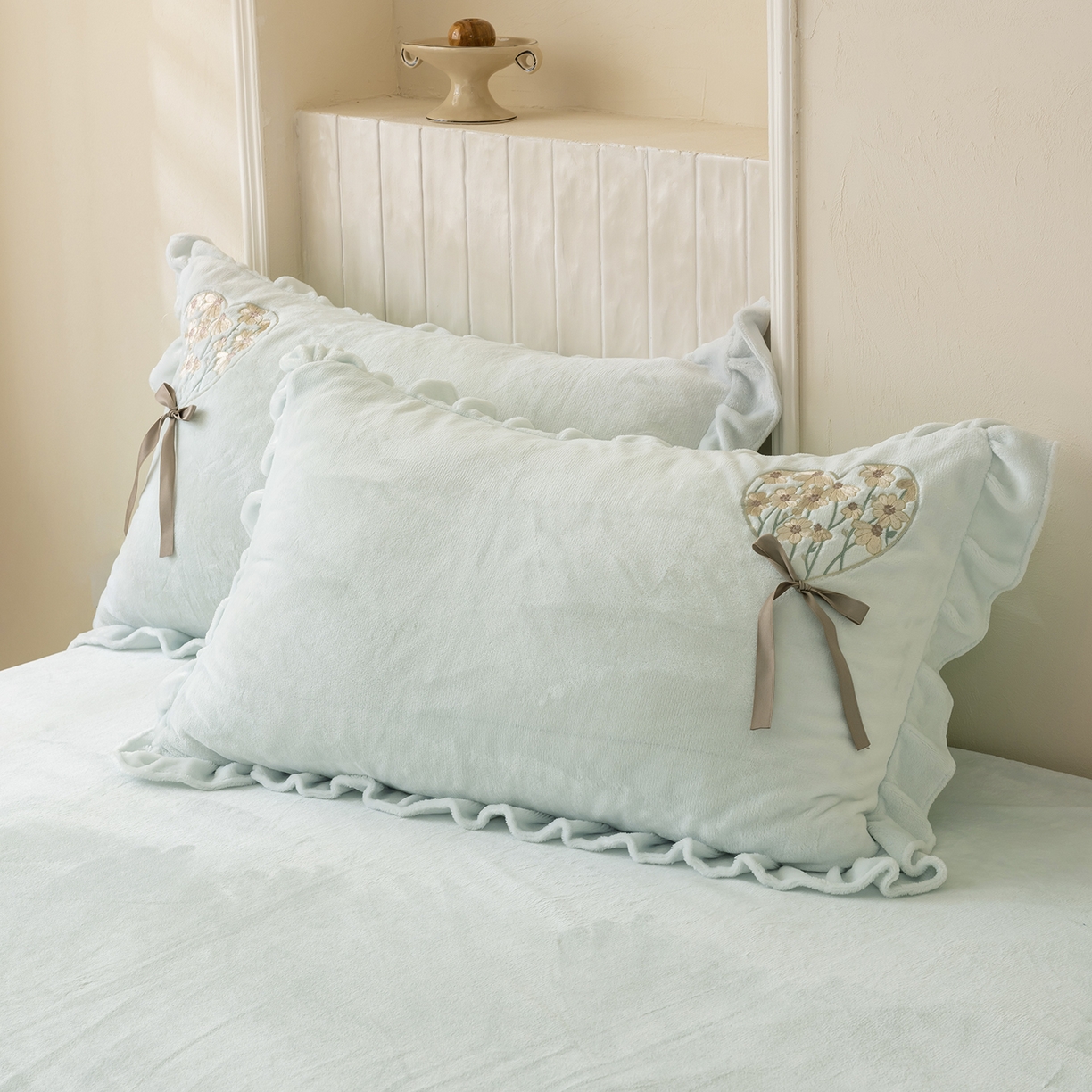 91家纺网 家纺一手货源 找家纺 卡初家居（原微来） 2025新款A类秋冬亲肤牛奶绒刺绣款四件套-谧语系列（提供买家秀） 谧语-新芽绿