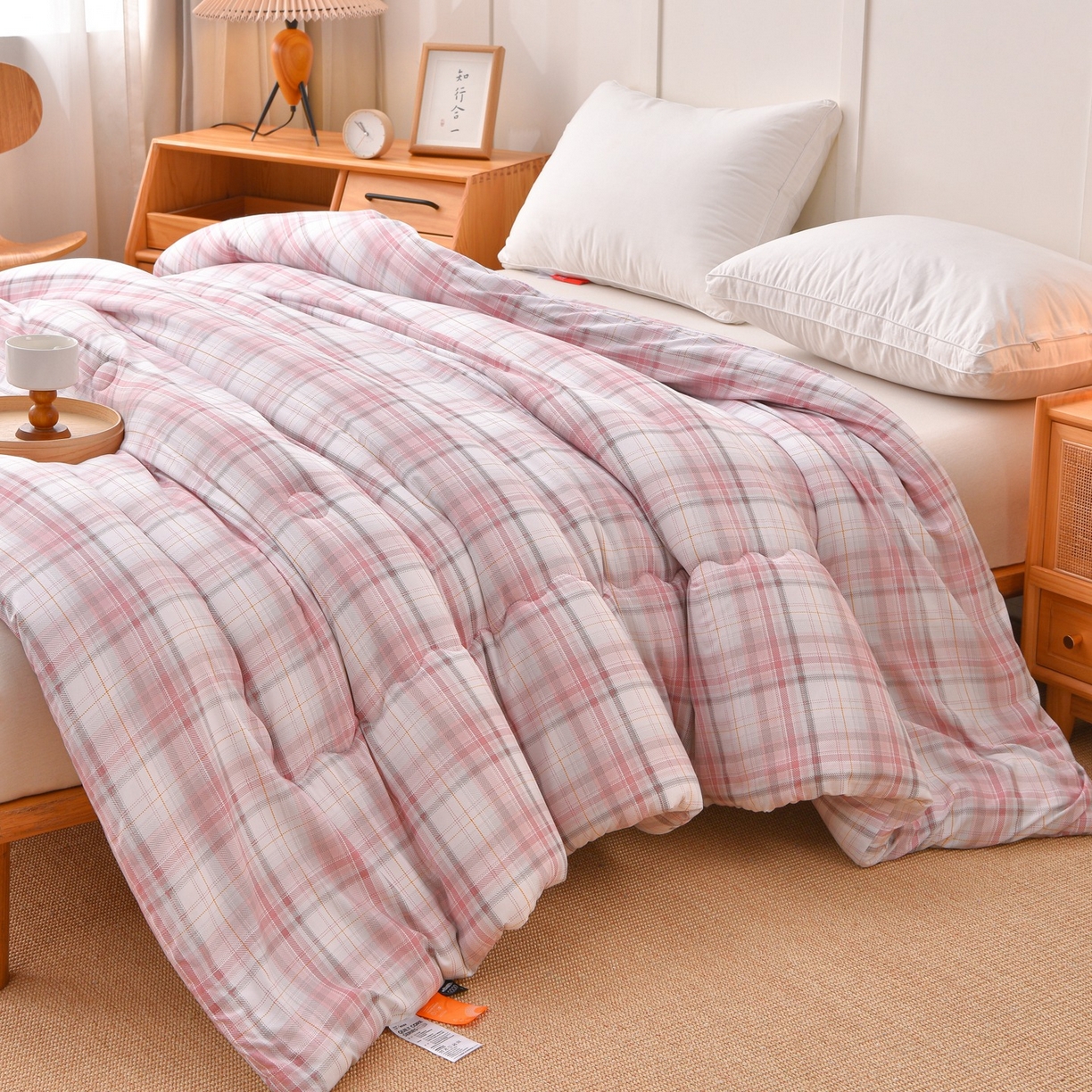 91家纺网 家纺一手货源 找家纺 苏迪网销供货 2025新款被子无印风格冬被水洗棉格子春秋被褥子 无印格～粉