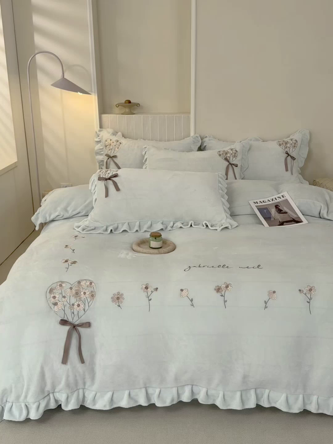 91家纺网 家纺一手货源 找家纺 卡初家居（原微来） 2025新款A类秋冬亲肤牛奶绒刺绣款四件套-谧语系列（提供买家秀） 谧语-新芽绿