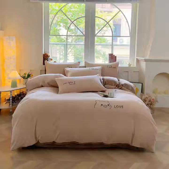 91家纺网 家纺一手货源 找家纺 （总）梦恬佳 2025新款亲肤舒适牛奶绒刺绣四件套