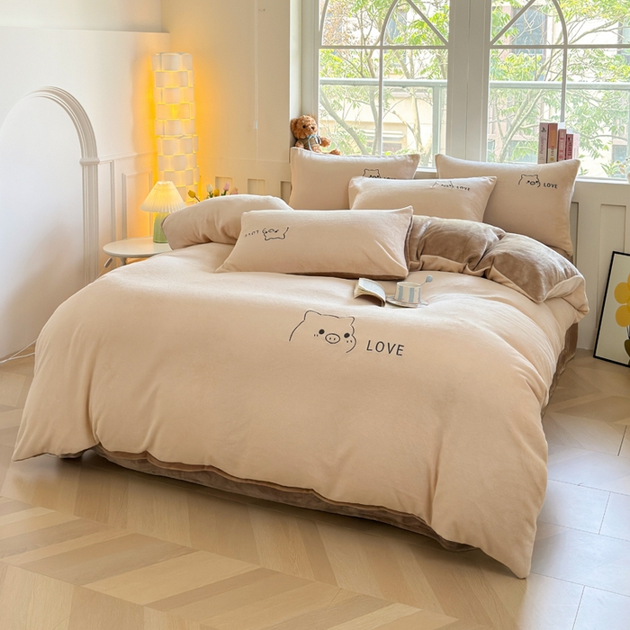 91家纺网 家纺一手货源 找家纺 （总）梦恬佳 2025新款亲肤舒适牛奶绒刺绣四件套