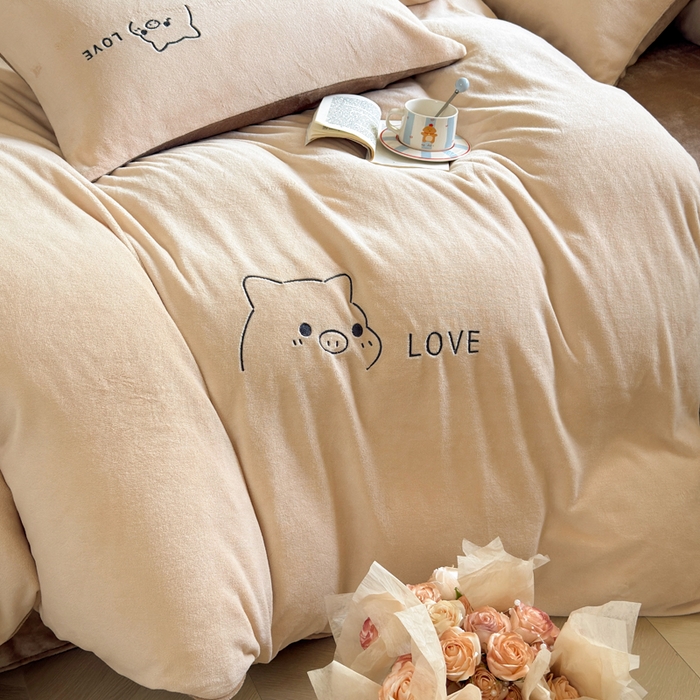 91家纺网 家纺一手货源 找家纺 （总）梦恬佳 2025新款亲肤舒适牛奶绒刺绣四件套