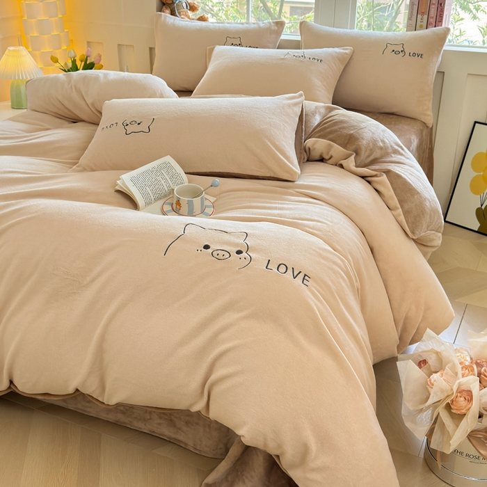 91家纺网 家纺一手货源 找家纺 （总）梦恬佳 2025新款亲肤舒适牛奶绒刺绣四件套