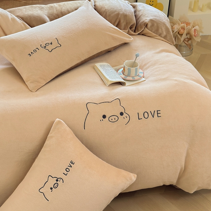 91家纺网 家纺一手货源 找家纺 （总）梦恬佳 2025新款亲肤舒适牛奶绒刺绣四件套