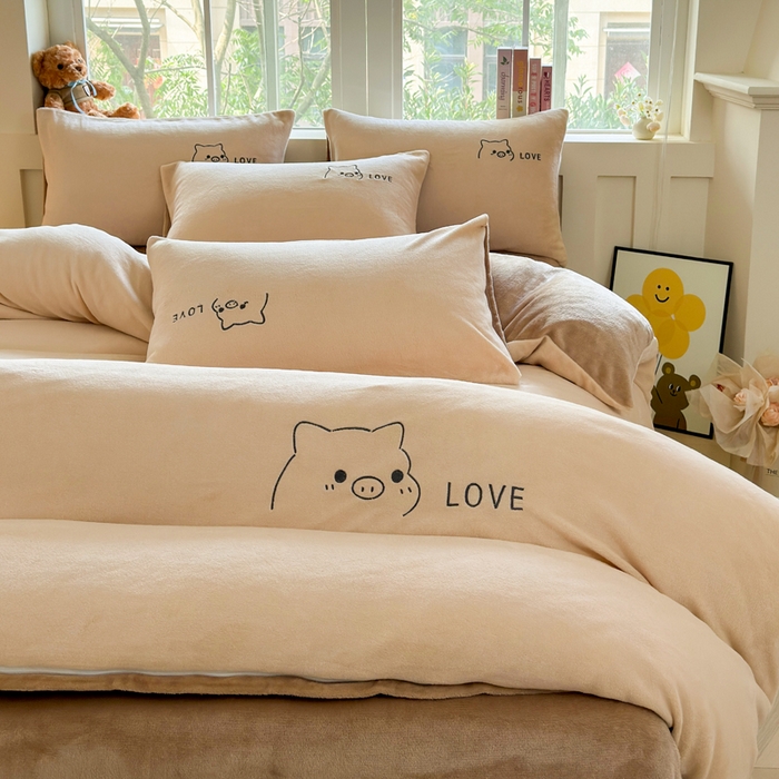 91家纺网 家纺一手货源 找家纺 （总）梦恬佳 2025新款亲肤舒适牛奶绒刺绣四件套