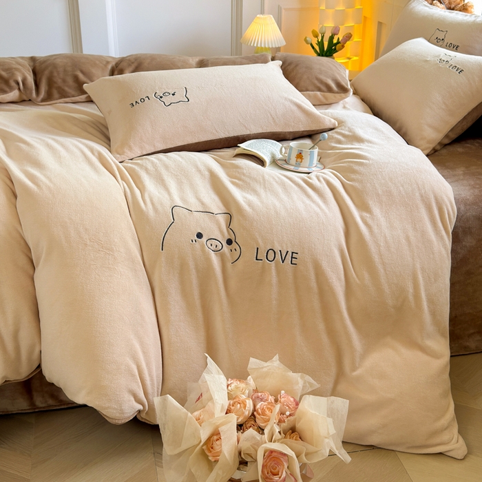 91家纺网 家纺一手货源 找家纺 （总）梦恬佳 2025新款亲肤舒适牛奶绒刺绣四件套