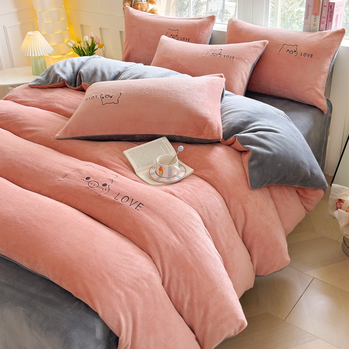 91家纺网 家纺一手货源 找家纺 梦恬佳 2025新款亲肤舒适牛奶绒刺绣四件套 豆沙+太空灰