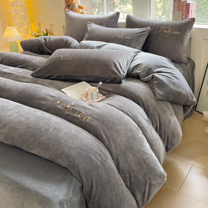 91家纺网 家纺一手货源 找家纺 梦恬佳 2025新款亲肤舒适牛奶绒刺绣四件套 高级灰