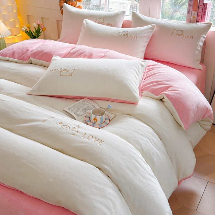 91家纺网 家纺一手货源 找家纺 梦恬佳 2025新款亲肤舒适牛奶绒刺绣四件套 奶白+樱花粉