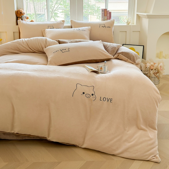 91家纺网 家纺一手货源 找家纺 梦恬佳 2025新款亲肤舒适牛奶绒刺绣四件套 杏+米咖