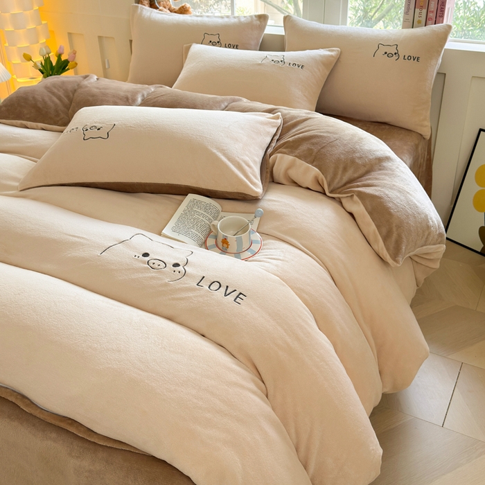 91家纺网 家纺一手货源 找家纺 梦恬佳 2025新款亲肤舒适牛奶绒刺绣四件套 杏+米咖